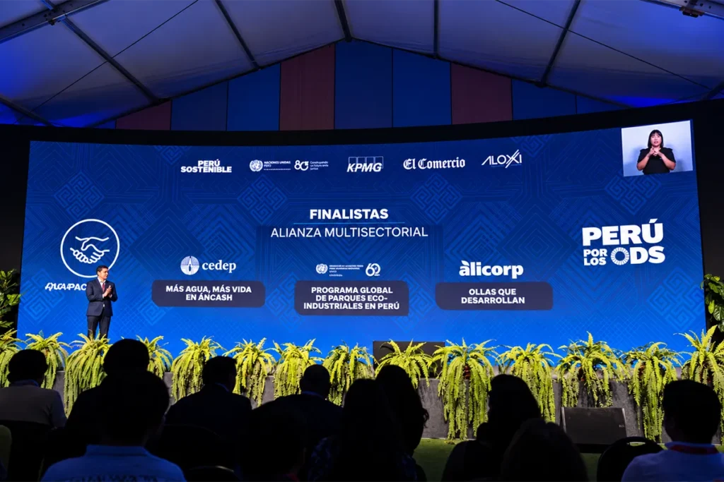 Carmen Julia García y Natalia Cortés, de PEI Perú, en la Cumbre Perú Sostenible 2026.