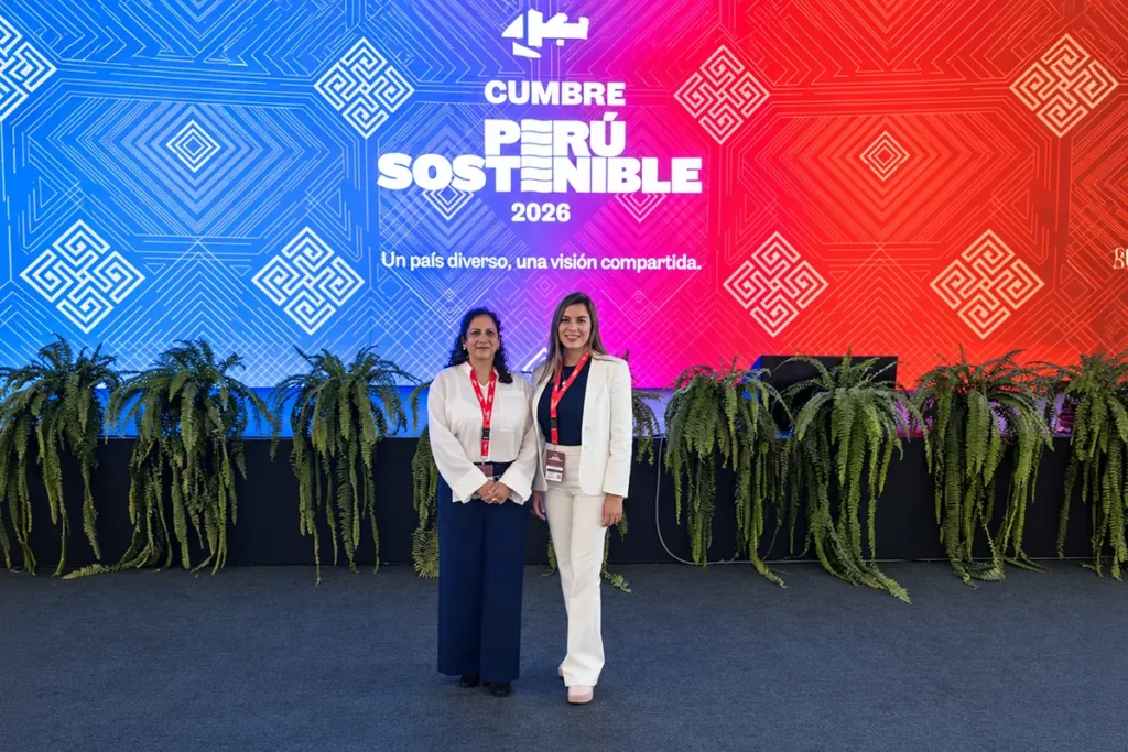 Carmen Julia García y Natalia Cortés, de PEI Perú, en la Cumbre Perú Sostenible 2026.