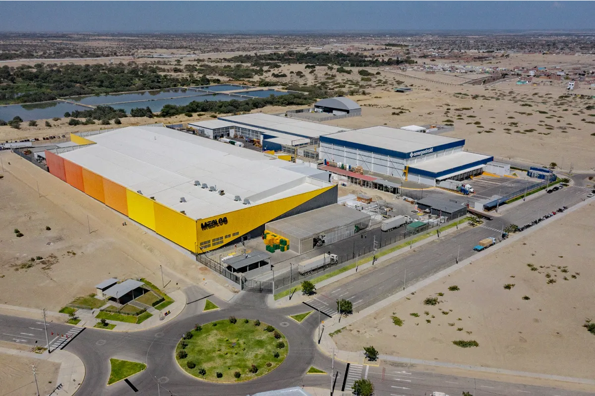 Inversión industrial sostenible: Iniciativa TPI Parque industrial con paneles solares, ejemplo de inversión industrial sostenible